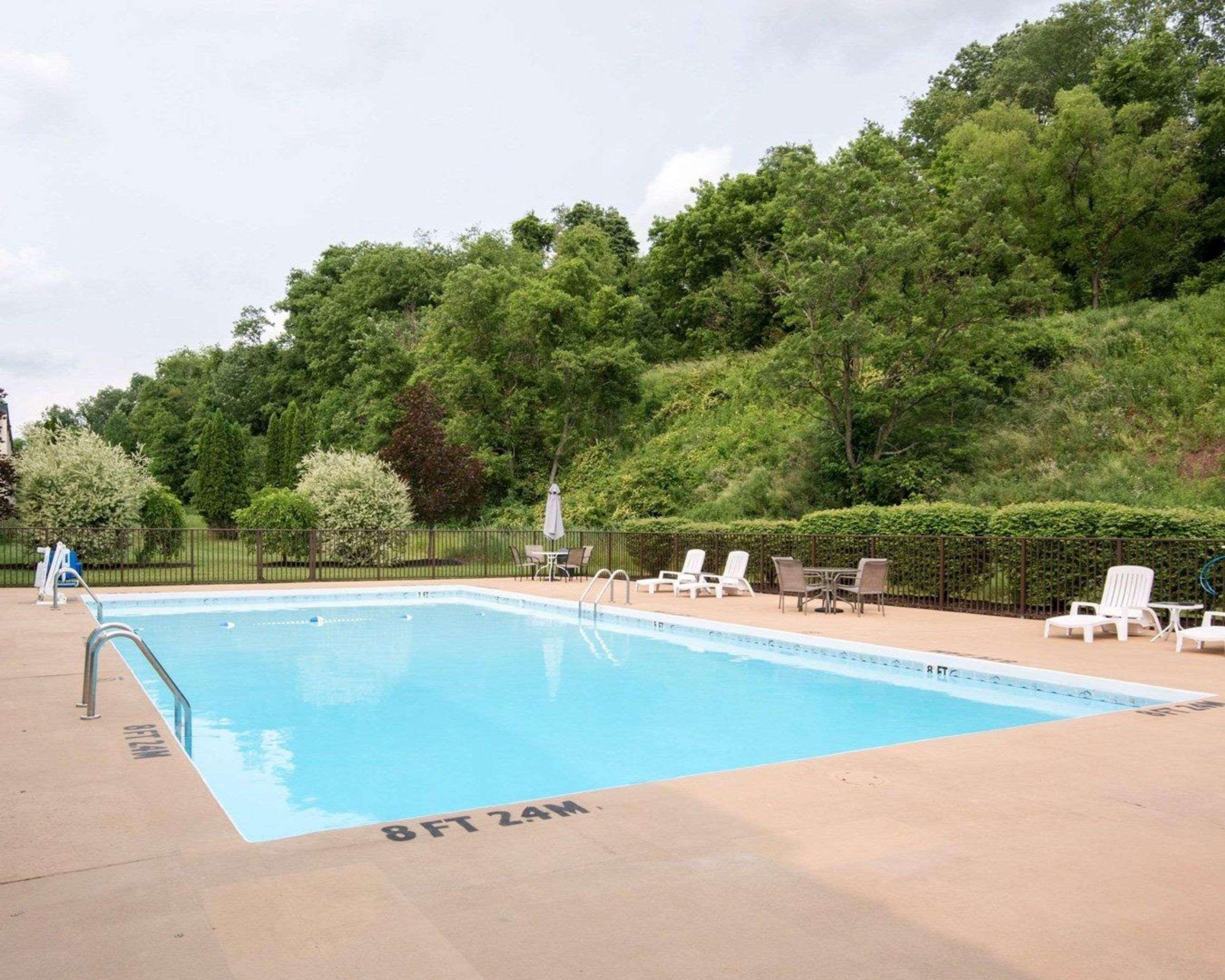 Clarion Inn Fairmont Esterno foto
