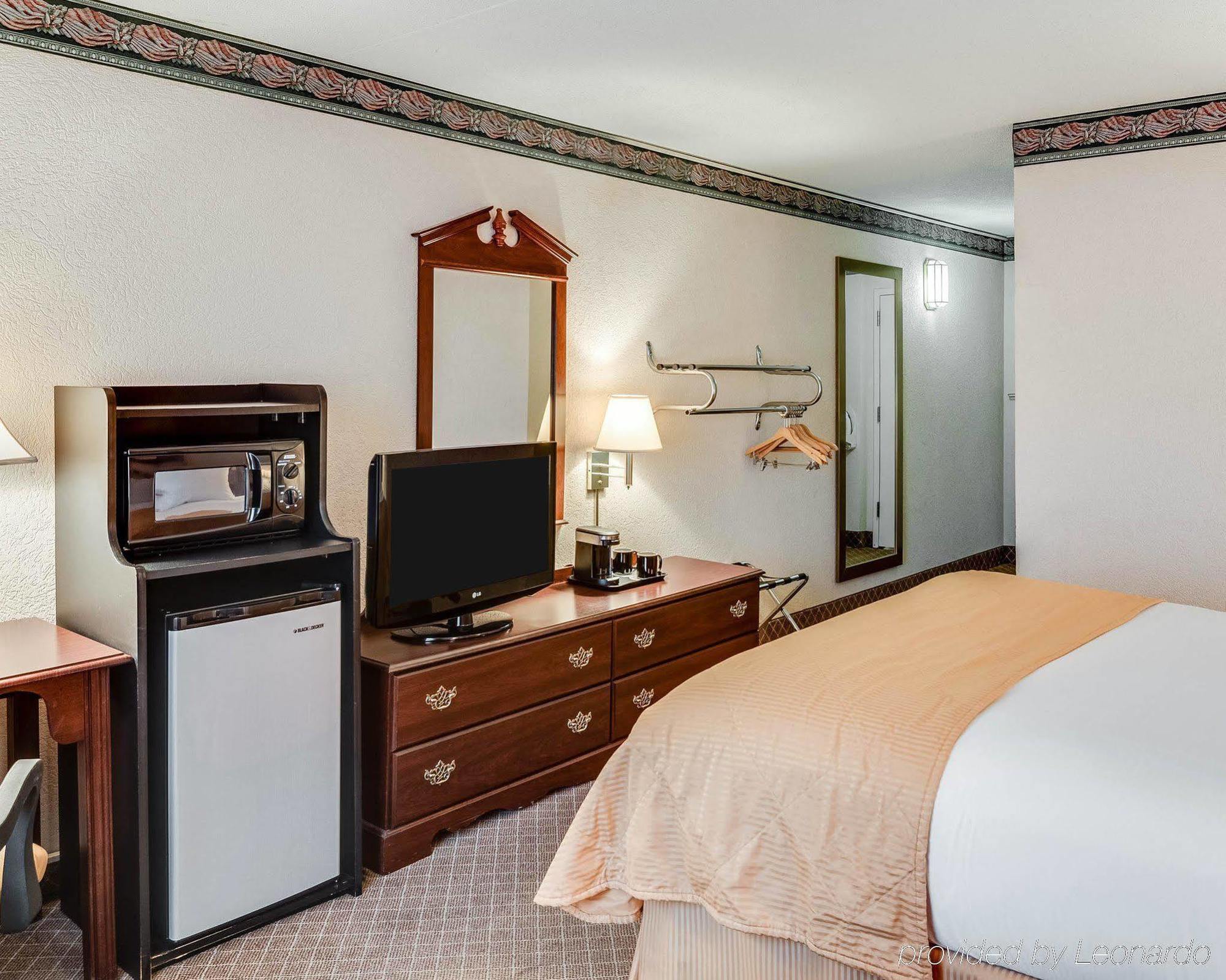 Clarion Inn Fairmont Esterno foto